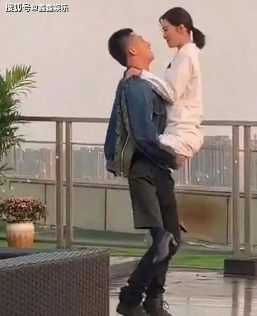 黄景瑜熊抱李沁超甜蜜,看到男方手放的位置,网友还算规矩