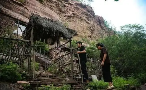 王美娜高磊蜗居山洞的90后小夫妻,原生态直播惹网友点赞

