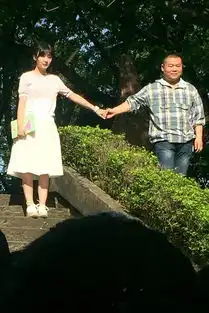 柳岩从你的全世界路过如少女与岳云鹏晒情侣照
