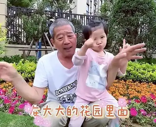 整形后变漂亮了小天赐父亲直播间喝酒,母亲化妆身着旗袍气质佳
