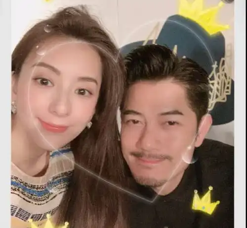 方媛520晒与老公郭富城合照,收大捧玫瑰花浪漫十足高调秀恩爱
