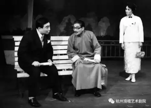 我们一起看非遗,杭滑钱塘余韵滑稽戏注意了杭滑全团总动员,用一出王老虎观灯大放异彩
