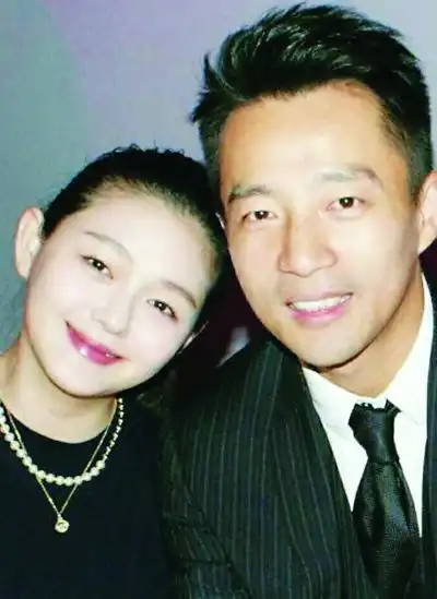 汪小菲分享母亲张兰年轻照片,与孙女小玥十分相像,网友遗传的力量