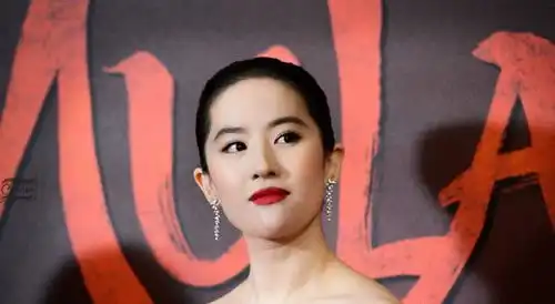 杨幂出道时给刘亦菲打伞,两人同框都很美,现两人胖瘦一目了然
