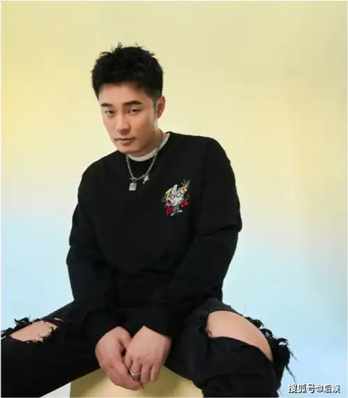 陈赫晒一家三口合影,大女儿瘦小像妈妈,小女儿肉嘟嘟的嘴像爸爸
