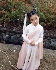 小小龙女张籽沐最新萌照网友求不要长大
