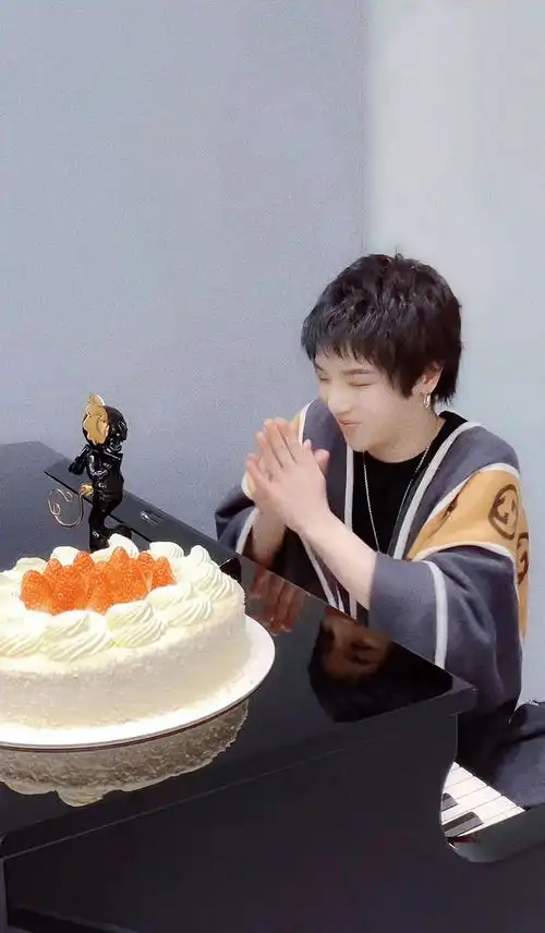 华晨宇壁纸祝花花生日快乐,快来换上好看的生日头像