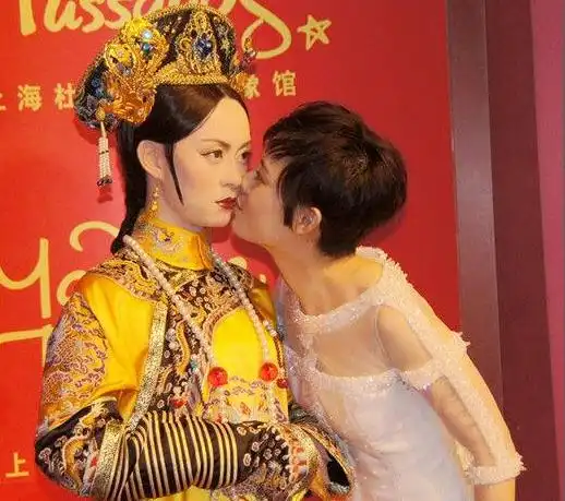 女星蜡像遇上本尊赵丽颖最好玩,杨颖像换了个人,赵薇最另类
