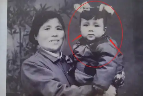 黄圣依分享妈妈年轻照,杨子童年照曝光,女方从小美到大
