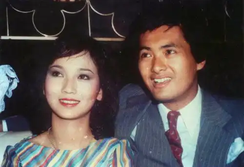 无法重拍瞬间,玩蛇的邓丽君,躺黄包车上的李小龙,抽烟的王祖贤帅炸
