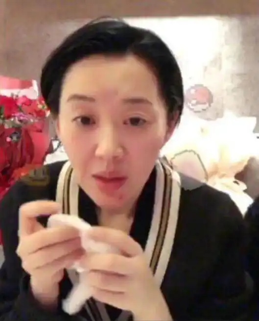 许晴晒工作照,像20岁女孩,网友吐槽她太会装嫩

