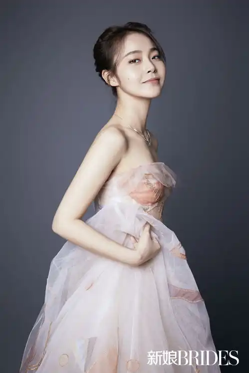 张佳宁杂志玩转新娘风甜系女生展俏皮魅力
