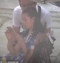 董洁与年轻男子并肩搭手同行玩手机共享趣闻7986725
