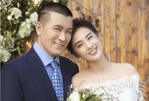 盘点4位收了自家经纪人的明星,黄圣依萧敬腾上榜,大张伟让人服
