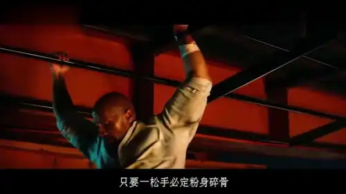 摩天营救下妻女被困千米高楼,独肢丈夫怒爬高塔,摩天营救
