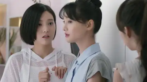 美女为了见网友,拉室友出来做这种事,连室友都为她的行为惊叹不已