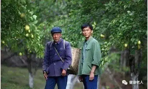 李雪健癌症曾拒绝住院,没钱治病想放弃治疗如今的他
