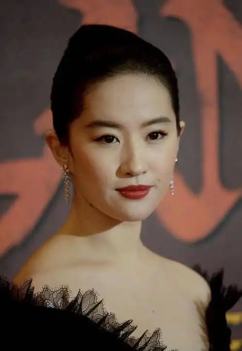 刘亦菲亮相花木兰首映礼,露肩黑天鹅纱裙,精致红唇俏丽迷人