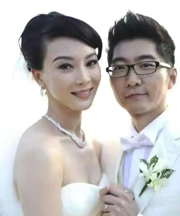 陈数老公深夜晒与表妹亲吻照,被骂不检点,原来黄磊早有预言
