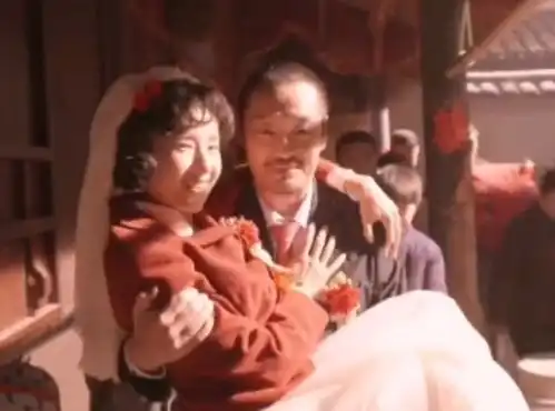 董洁新剧婚纱造型曝光被男演员搂抱一脸娇羞,网友评论太难听

