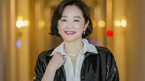林青霞获金马奖终身成就奖,现场感谢父母,69岁依然优雅大气
