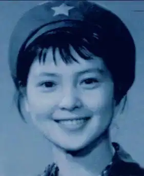 网曝李小璐妈妈年轻军装照俏丽不输女儿图
