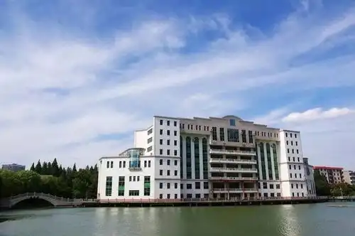 汉江边的这所高校,不但把教学楼建在水上,竟然还私藏着一艘军舰
