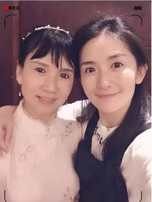 谢娜妈妈罕见现身扎起马尾辫穿印花卫衣清新减龄,还与女儿撞脸
