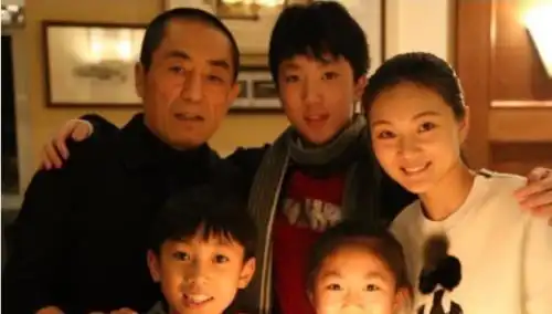 张艺谋小32岁娇妻全家约会仨儿女超幸福,20岁儿子撞脸超模
