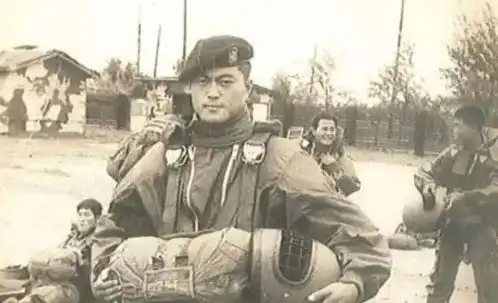 文在寅是谁特种兵出身,搞掉朴槿惠,为友报仇,握手金正恩结束朝鲜战争
