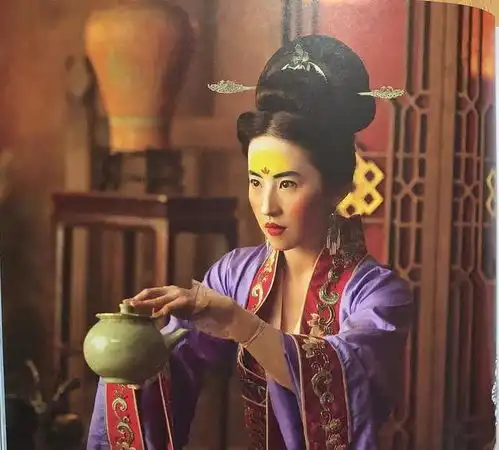 花木兰新剧照曝光,刘亦菲古装对镜贴花黄,身穿盔甲英气十足
