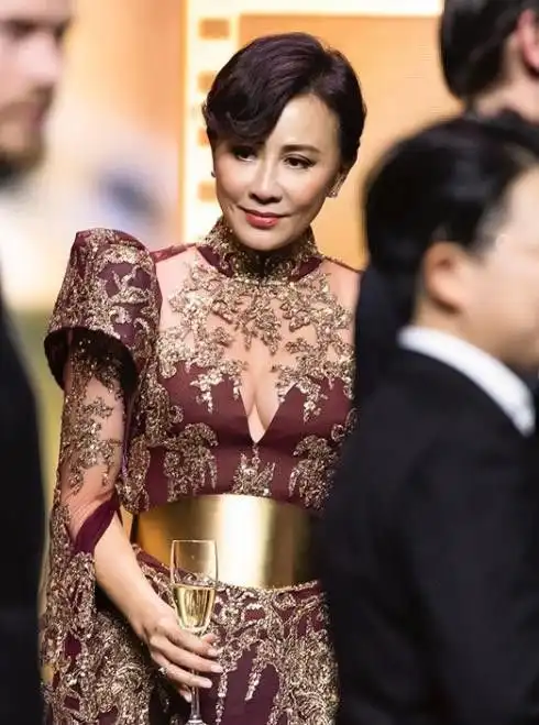 刘嘉玲这次穿衣失败了,裙旗袍不但没凸显s身材,小肚腩都出现了
