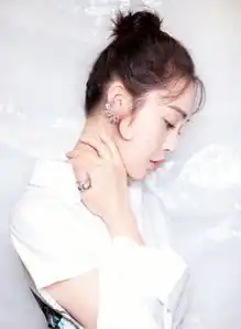 唐砖女主张佳宁太会玩了,把裙子剪掉一块,上演性感暴击
