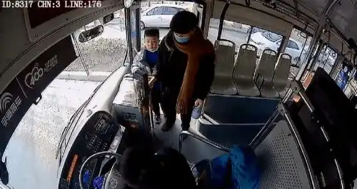 谁的大红包丢了郑州公交车长在公交上捡到,至今没人认领