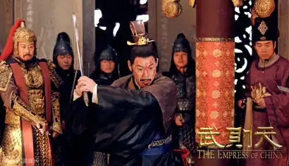 组图武则天曝张丰毅剧照挥剑怒砍杀气足
