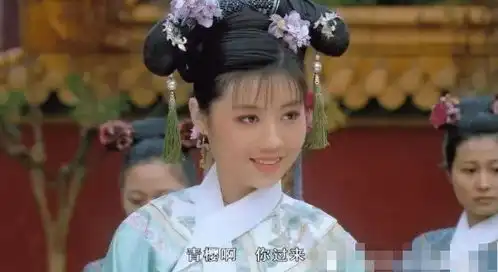 甄嬛传青樱第一次入宫,你注意皇后头饰了吗难怪甄嬛看不上