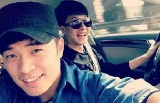 孙艺洲晒剧照帅气逼人,陈赫的评论亮了,粉丝来一盘飞行棋吧
