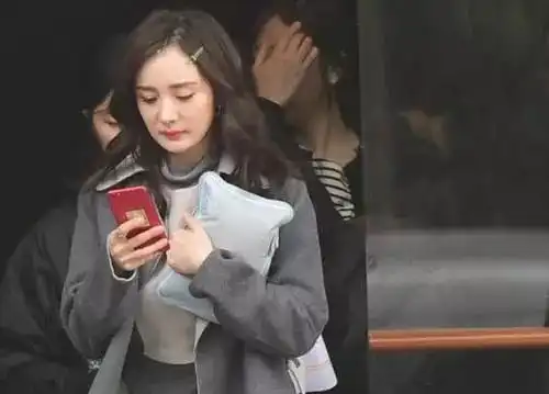 杨幂黄子韬的狗粮撒满天,可我只想看你带火的那些口红
