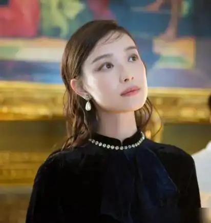 倪妮继金陵十三钗之后再穿旗袍,配珍珠项链气质一流
