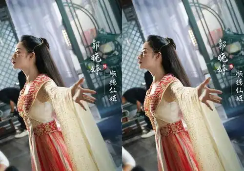 与君初相识新年主演剧照,任嘉伦衣服贵气,热巴低头看剧本真美
