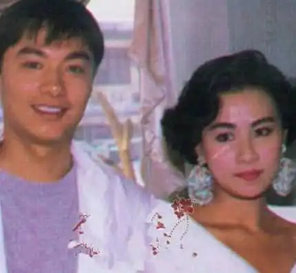 刘嘉玲初恋男友,败光身家妻离子散,如今满脸皱纹惨不忍睹
