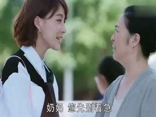 灰姑娘和奶奶在学校门口等弟弟,没想到奶奶刀子嘴豆腐心,太温馨1