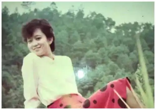吴尊妈妈年轻时够美了看到肖战妈妈旧照,才知道啥叫气质美女
