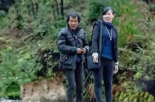 儿子是千万富翁,老两口却蜗居山洞,跟野狗同吃同住
