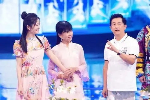 谢娜妈妈久违出镜,母女穿剧照现身舞台,两人同框如复制粘贴
