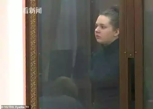 俄罗斯年轻妈妈外出狂欢一周,3岁女儿吃洗衣粉充饥惨死家中
