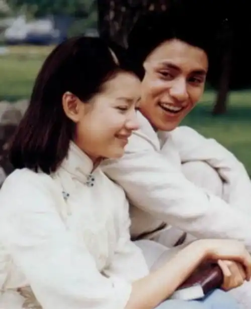 董洁新剧婚纱造型曝光,被男演员搂抱一脸娇羞,网友评论多为负面
