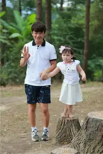 网友王宝强女儿根本就是美颜亮白版的宝宝
