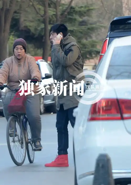 独家小爸爸刘欢恋情疑曝光与眼镜妹吃饭
