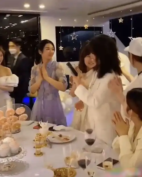 黄奕现身和好友聚餐吃饭,拍合照素颜艳压众人,闺蜜个个是富婆
